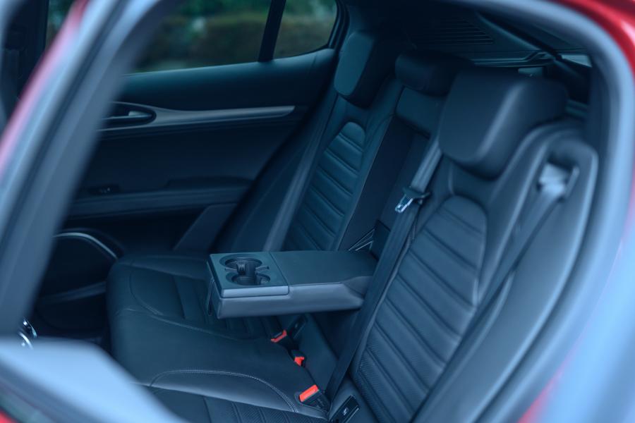 Интерьер Alfa Romeo Stelvio (949) 2018 года  (JP) (фото 21 из 32)